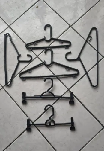Quer abrir uma lojinha? Posso te ajudar! Tenho cabides, araras de parede, metalão, e mais