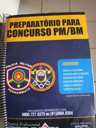 Vendo três livros preparatório para concurso 50 reais