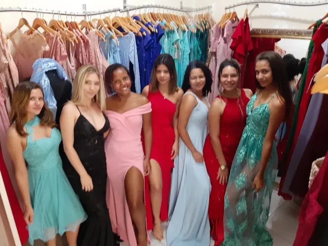 Lote de vestidos se fesya pra venda ideal pra quem vai iniciar loja de aluguel