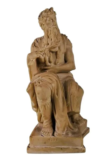 Escultura em resina representando Moises ricamente detalhada