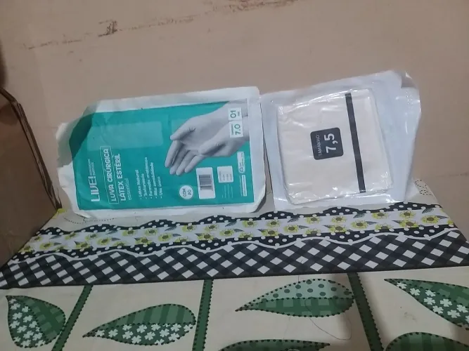 Desapego de material hospitalar não tá fora de vencimento e luvas pra sirugia própria
