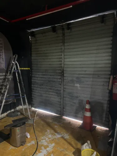Porta de enrolar semi novo ponto comercial