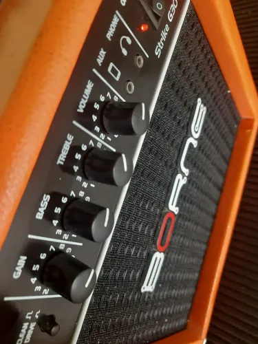 Amplificador de guitarra Borne Strike G30 orange novinho.