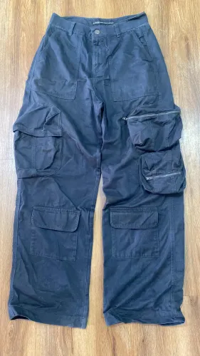 calça baggy em sarja com tecido peletizado (meio aveludado)