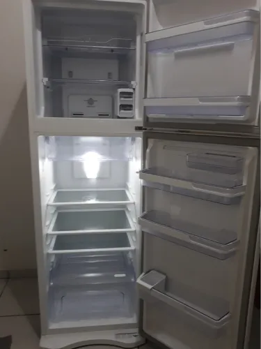 Vende se Geladeira Eletrolux Frost Free Digital. 430 Lt Seminova.