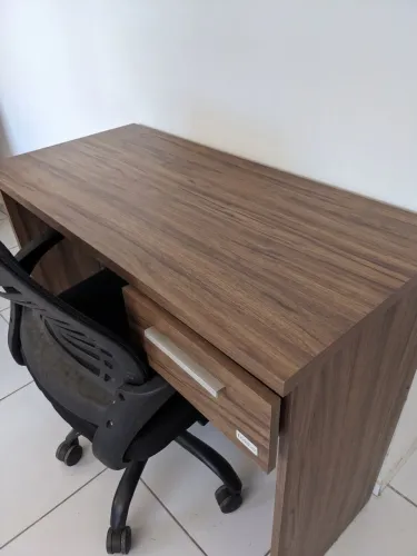 Escrivaninha de Madeira + Cadeira Ergonômica (Conjunto Home Office)