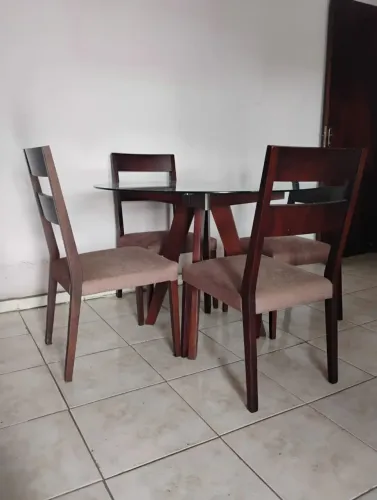 Mesa de vidro como 4 cadeiras ( frete grátis)
