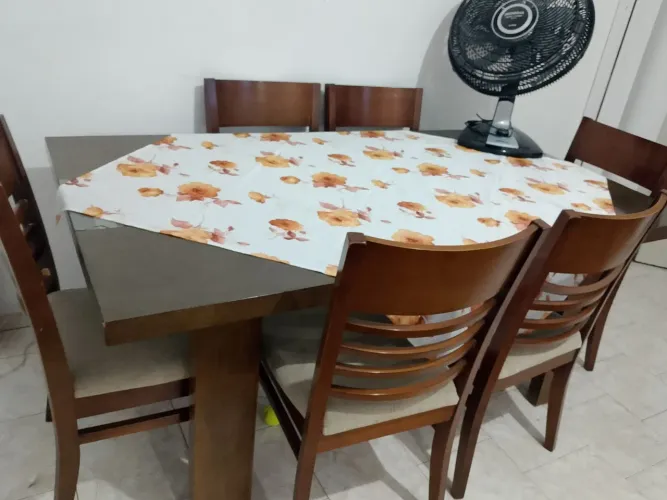 Mesa 6 Lugares com Vidro e 6 Cadeiras - Ótimo Estado