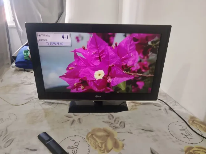 Vendo tv tipo LCD, com resolução HD 32 polegadas, preta.