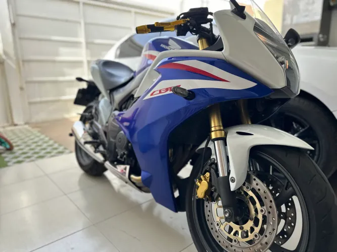 Hornet Carenada CBR600 F azul