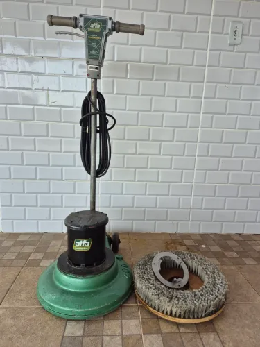 Enceradeira ALFA 400 127 V, Semi nova. Acompanha escova. Ideal para limpeza, Piso e tapete