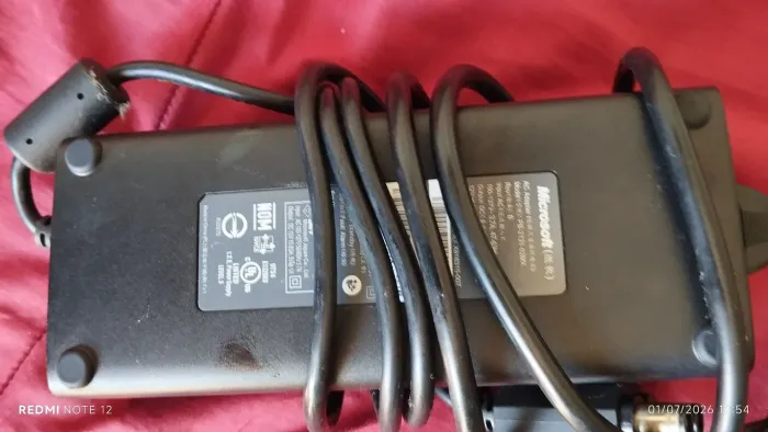 Fonte de alimentação original do Xbox 360 slim. 