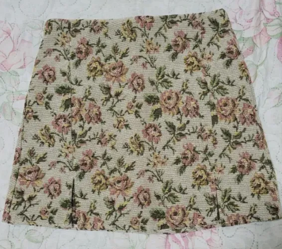 Saia curta floral SHEIN, tamanho XS (PP), nunca usada!