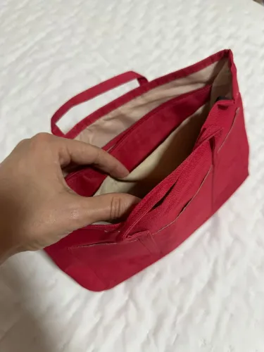 organizador de bolsa vermelho com divisórias
