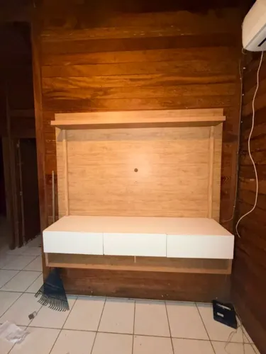 Painel para TV com Rack Suspenso - Amadeirado e Branco
