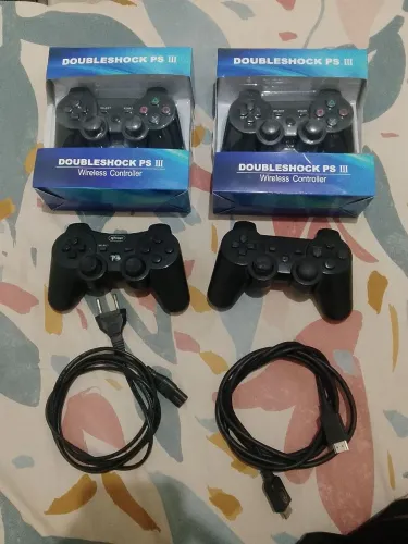 Vende-se Controles Pra Ps3, 2 Controles Novo e 2 Controles Usado e Cabos Originais