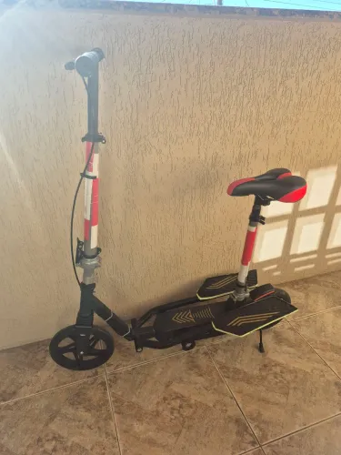 Patinete com pedal
