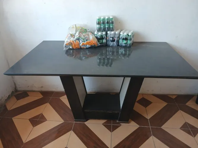 Mesa de jantar MDF tampo de vidro, com a base descolada.