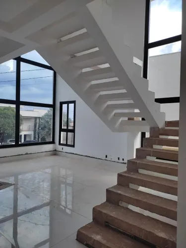 CONDOMÍNIO DO LAGO - Casa de 358,00 m2 com 4 quartos no Condomínio do Lago