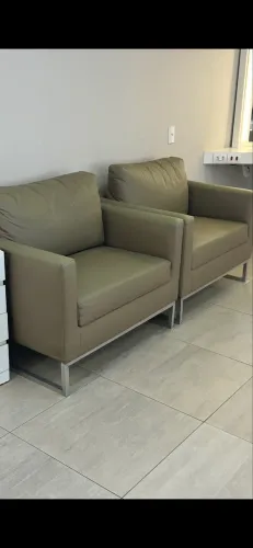 Poltronas com marcas de uso e pequenos rasgos, ideal para reformar 