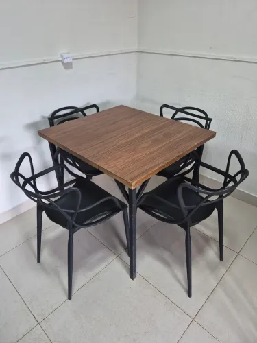 Mesa estilo industrial 80x90 com 4 cadeiras allegra