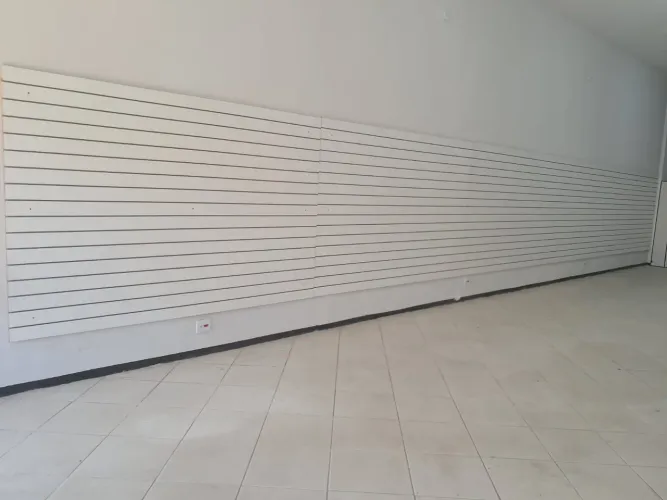 Painel expositor canaletado para comércio