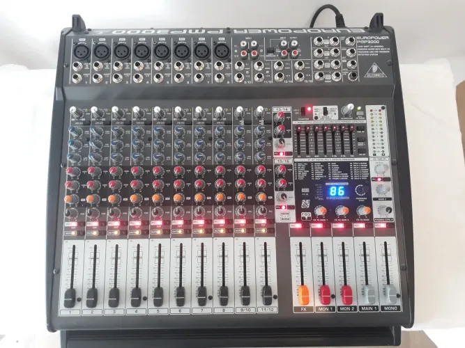 Mesa de som Behringer EUROPOWER PMP3000 amplificada 