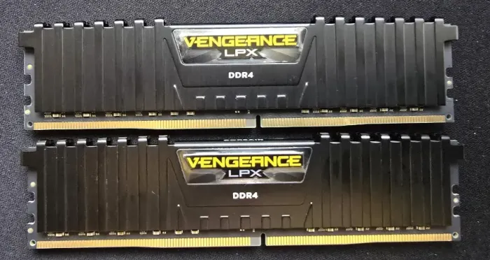 Kit de Memória RAM Corsair Vengeance DDR4 de 64 GB (2 pentes de 32 GB cada)