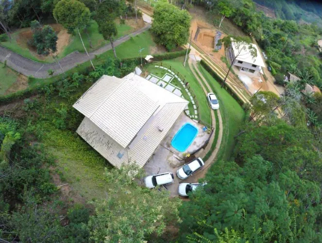 Alugo Casa em Condomínio Fechado 