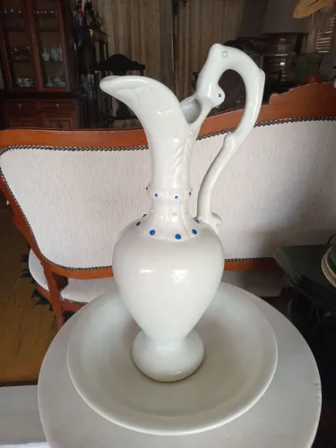 jarro ânfora e bacia de porcelana branca