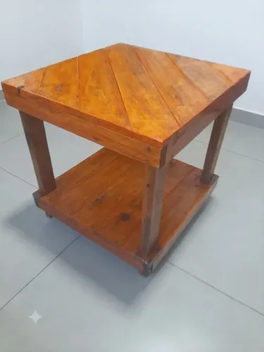 Mesinha de apoio rústica toda em madeira
