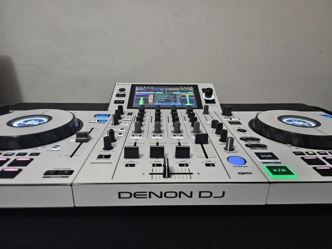 Denon DJ SC Live 4 Controlador de DJ autônomo de 4 Canais