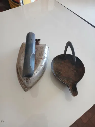 Ferro de passar  roupa antigo.