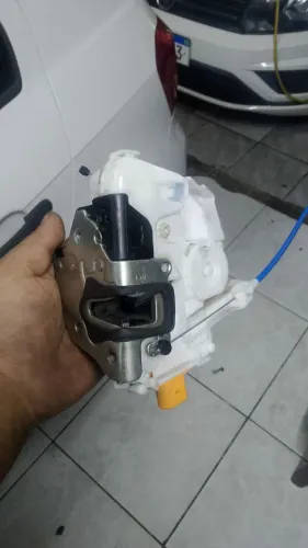 Conserto e venda de peças para porta de carro