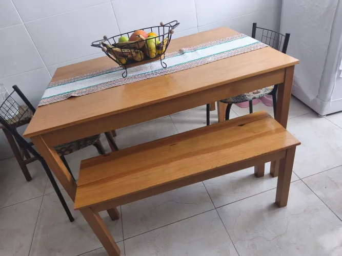 Mesa com dois bancos e duas cadeiras. Medidas 120x80.