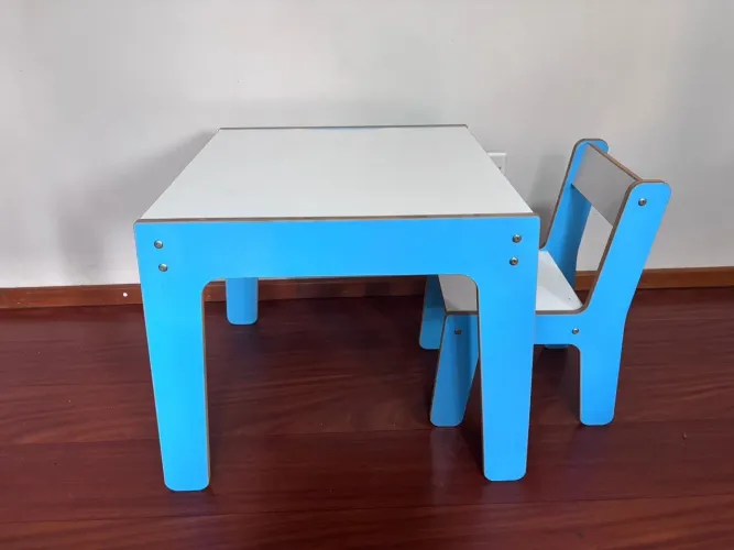 Mesa Infantil com cadeira