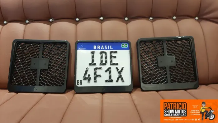 Suporte de placa para MOTO de polipropileno.