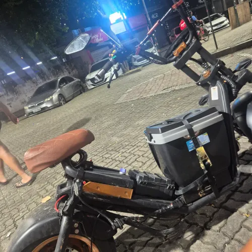 Entregador de moto elétrica