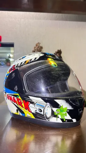 Capacete Shark XRS Speedo (com design gráfico retrô dos anos 90