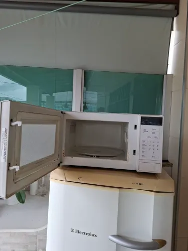 Vendo micro-ondas Samsung, médio, usado 127V. Valor de R$ 120,00.