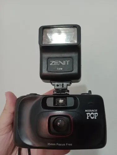 Câmera analógica com flash