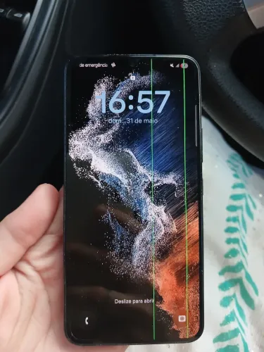 Celular Samsung S22 128 GB Com risco verde por conta de atualização de software. 