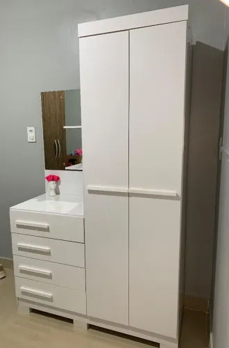 Roupeiro com espelho 