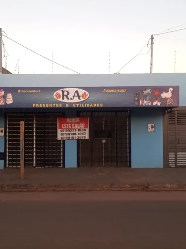 Olá estou alugando salão comercial excelente ponto, numa rua principal .