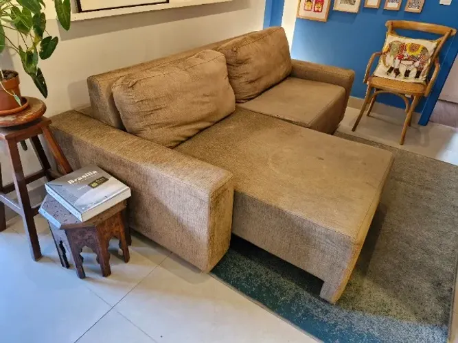 Sofá retrátil em chenille marrom. Usado.