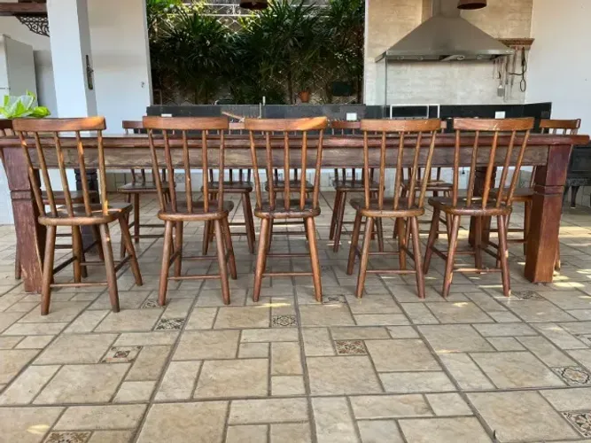 Mesa de madeira maciça com 12 cadeiras + 2 espreguiçadeiras