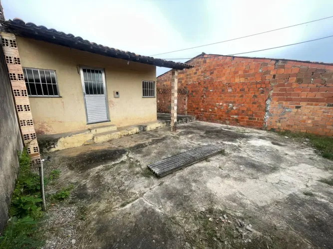 Casa a menos de dez minutos da UFS precisando de reforma completa