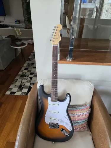 Guitarra Squier Debut com upgrade Fender
