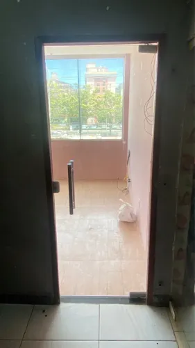 Porta de vidro com puxador e fechadura