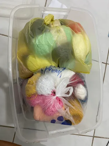 Baú com linhas para crochê, miçangas e agulhas